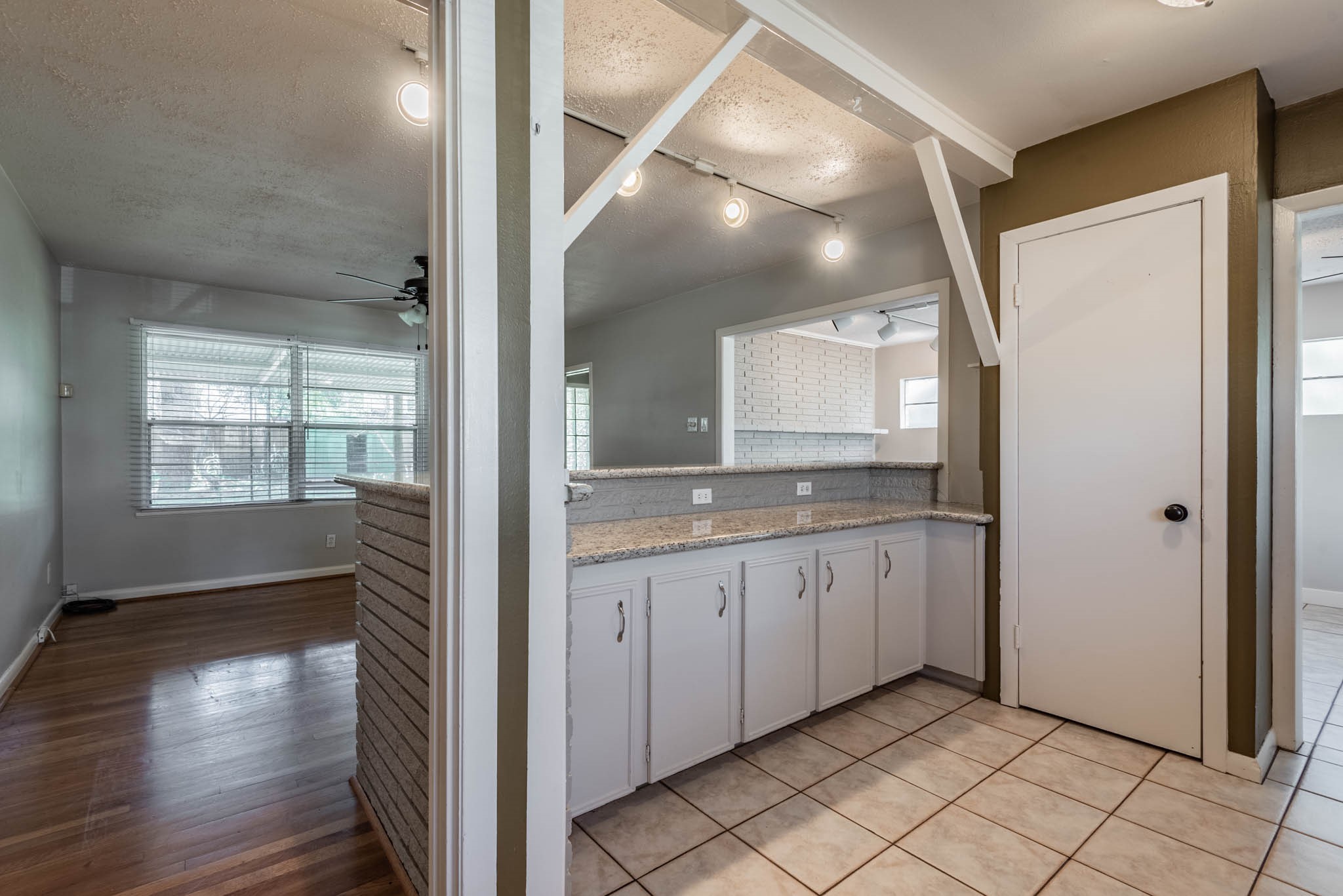 1439 Richelieu Lane Houston, TX 77018 - Photo 7 of 14 Gallery Image 7