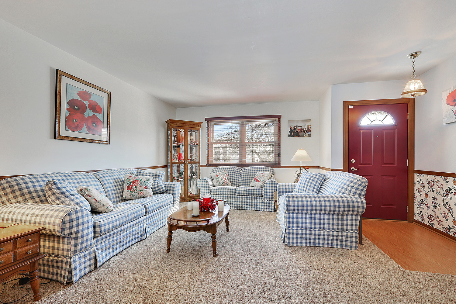 42 Timberlane Road Matteson, IL 60443 - Photo 3 of 20 a living room with furniture a lamp and a window