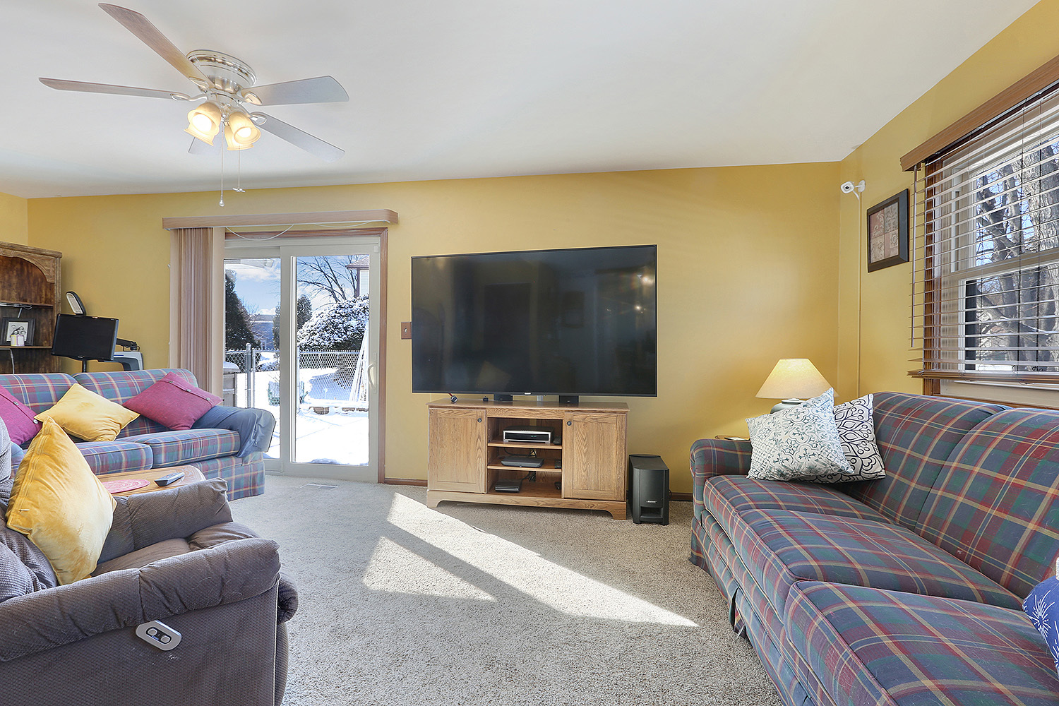 42 Timberlane Road Matteson, IL 60443 - Photo 5 of 20 a living room with furniture and a flat screen tv