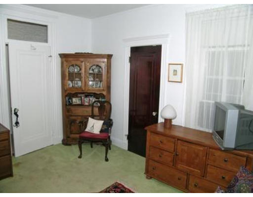 132 Sewall Avenue, Unit B Brookline, MA 02446 - Photo 14 of 18 a living room with furniture