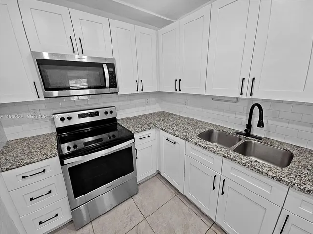 $2,900 | 315 Northeast 165th Street, Unit 315, Miami, FL 33162