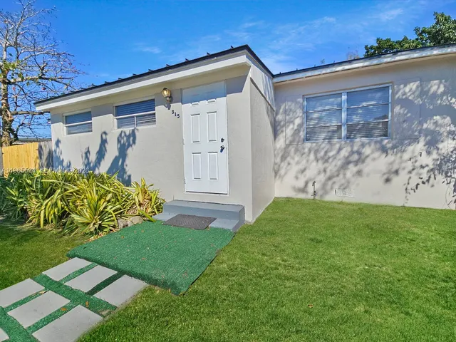 $2,900 | 315 Northeast 165th Street, Unit 315, Miami, FL 33162