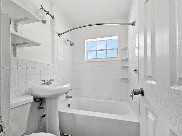 $2,900 | 315 Northeast 165th Street, Unit 315, Miami, FL 33162