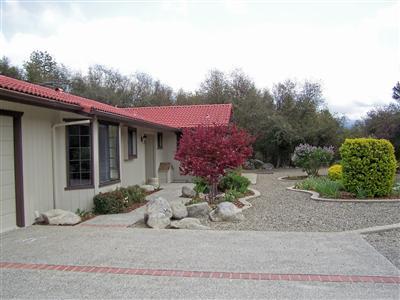 46300 Vista Del Rio Drive Oakhurst, CA 93644 - Photo 2 of 19 Front driveway