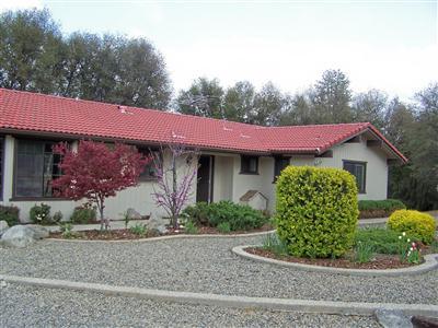 46300 Vista Del Rio Drive Oakhurst, CA 93644 - Photo 3 of 19 Front landscaping