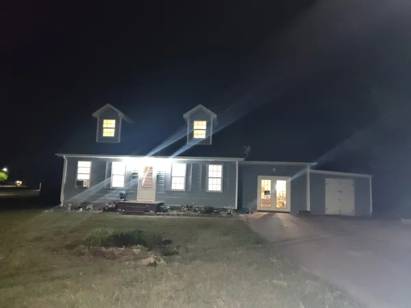 a view of empty room with window