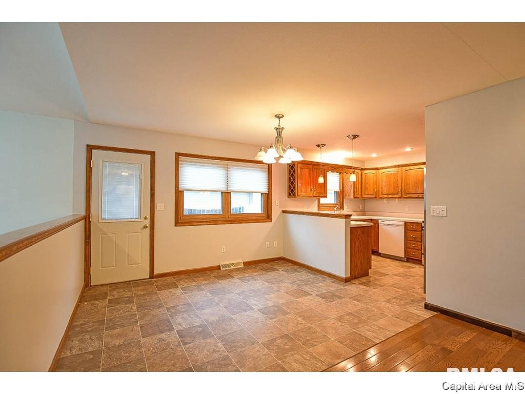 4471 Foxbury Lane Springfield, IL 62711 - Photo 7 of 36 Gallery Image 7