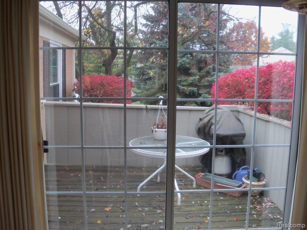 1458 Kings Cove Drive Rochester, MI 48306 - Photo 4 of 13 DOORWALL TO PATIO