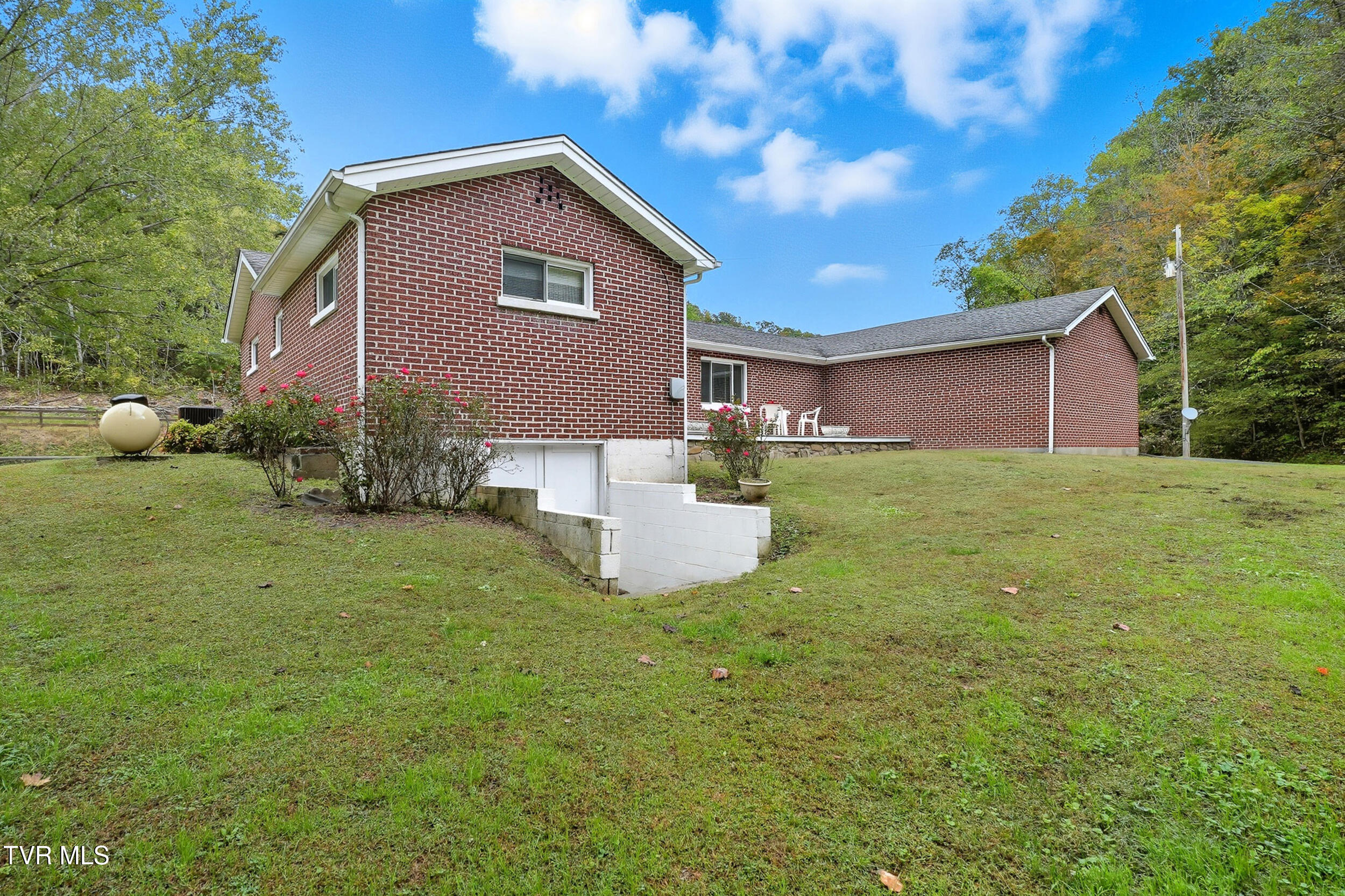 4299 Fairview Road Duffield, VA 24244 - Photo 5 of 45 39_dsc07041