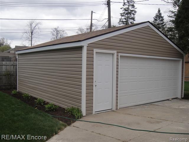 4020 Mapleleaf Road Waterford, MI 48328 - Photo 15 of 18 LARGE 2+ CAR GARAGE