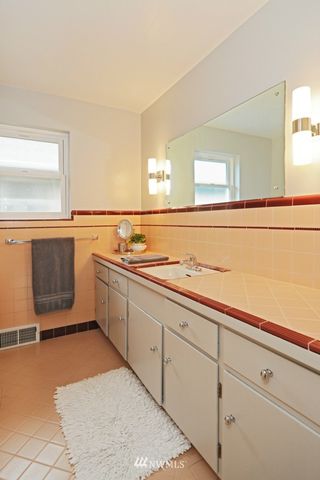 $680,000 | 2600 West Howe Street, Seattle, WA 98199