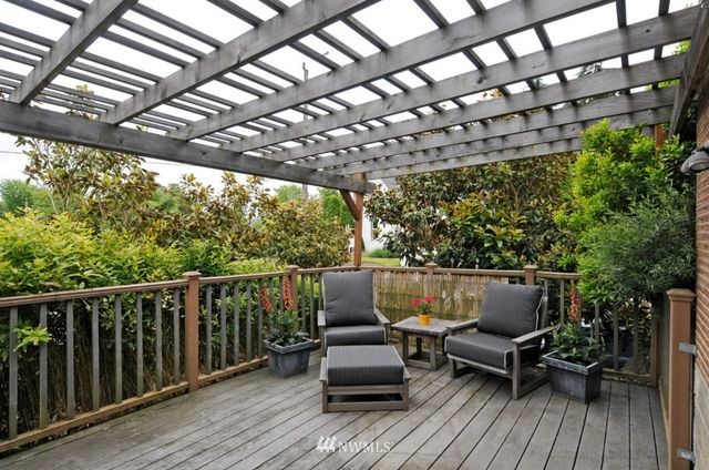 $680,000 | 2600 West Howe Street, Seattle, WA 98199