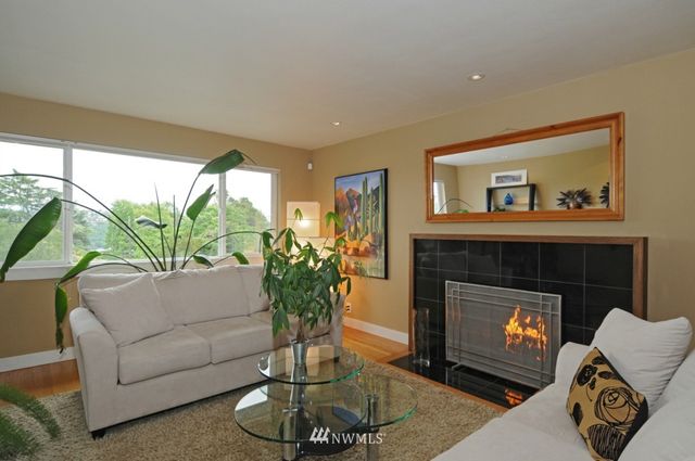 $680,000 | 2600 West Howe Street, Seattle, WA 98199