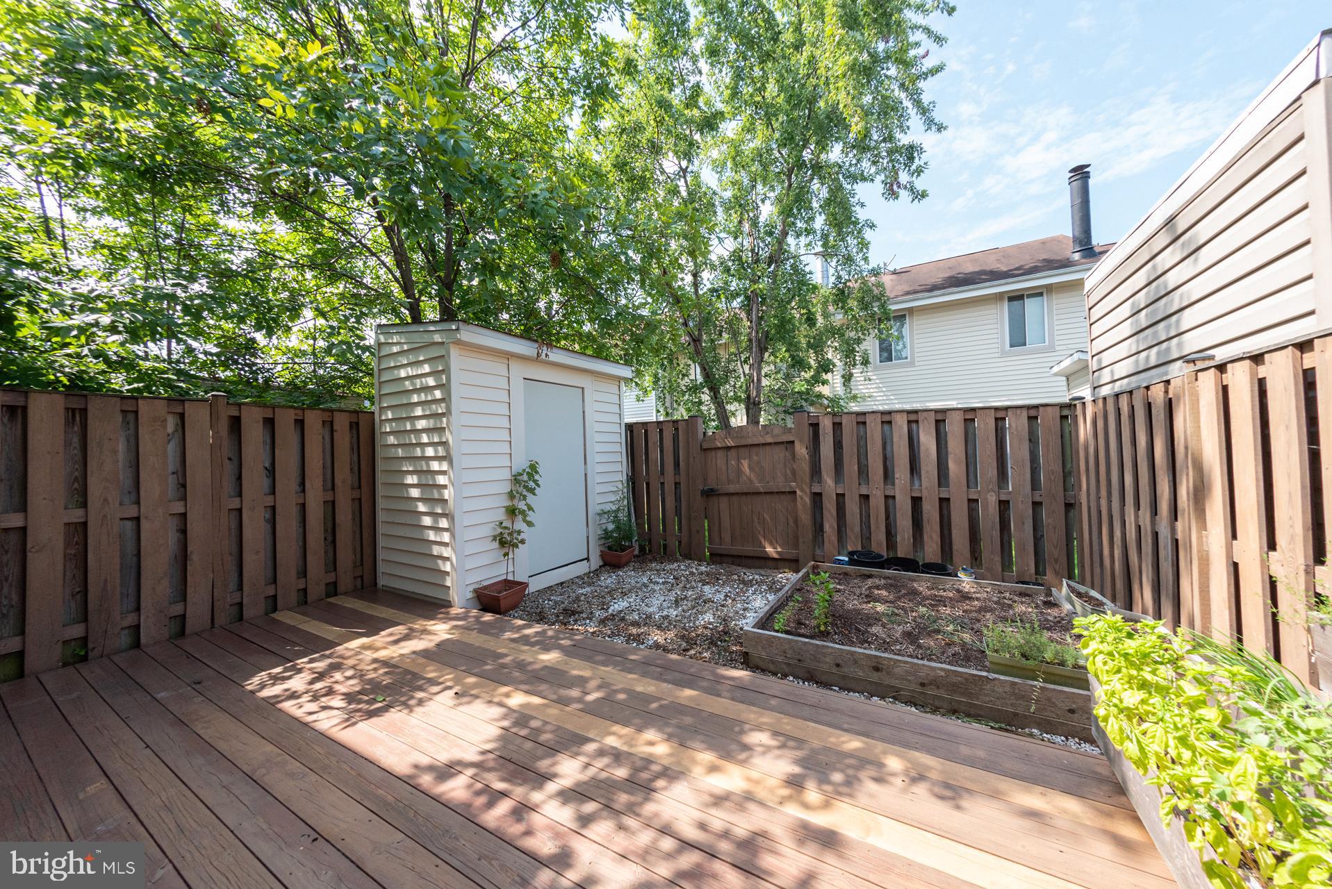 13349 Shea Place Herndon, VA 20170 - Photo 23 of 26 a backyard of a house