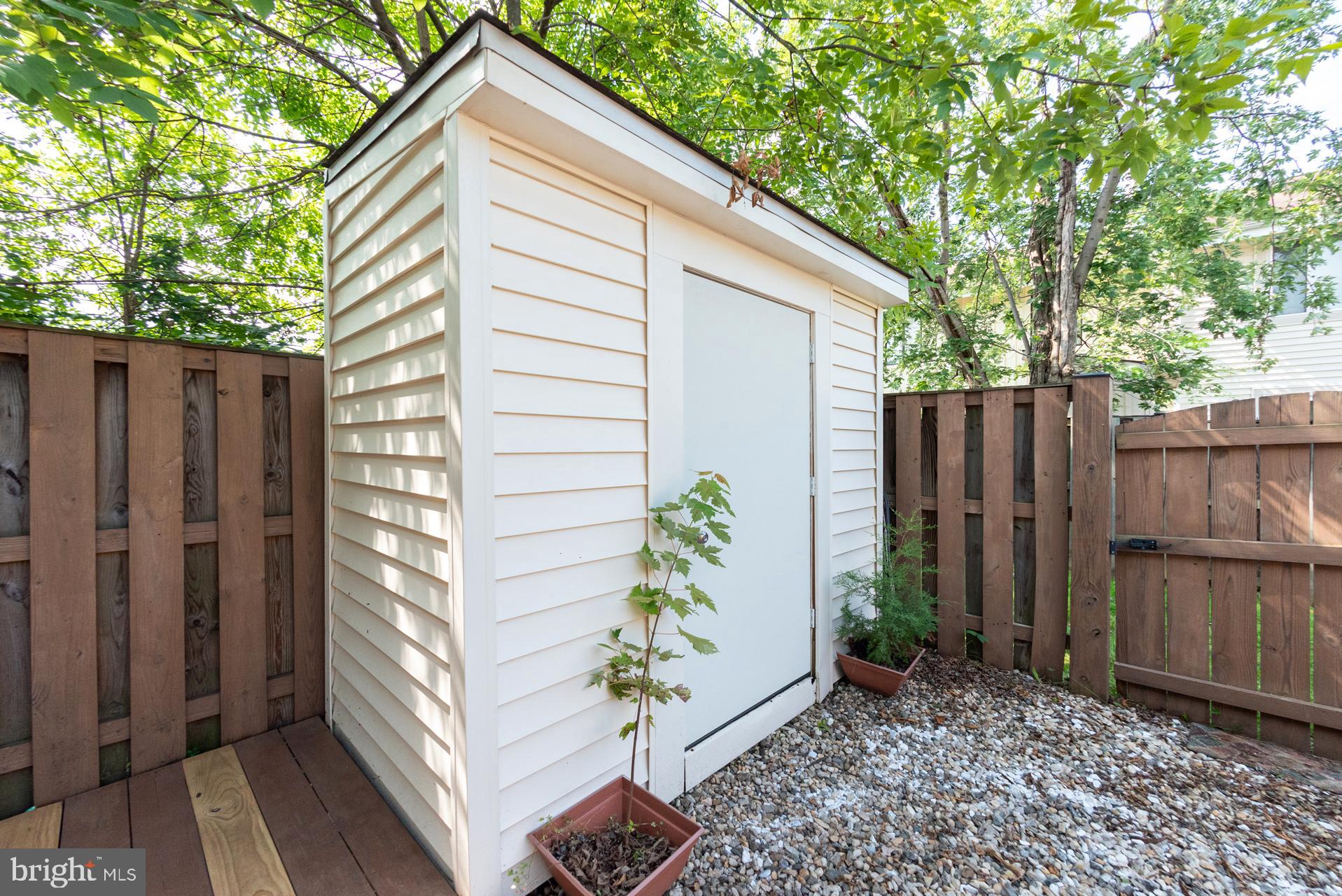 13349 Shea Place Herndon, VA 20170 - Photo 25 of 26 a backyard of a house