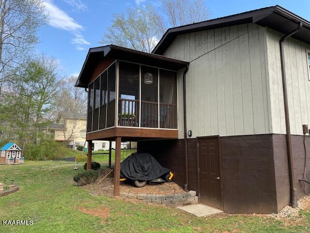 102 West Melbourne Road Oak Ridge, TN 37830 - Photo 46 of 58 Screened in Porch for Apartment