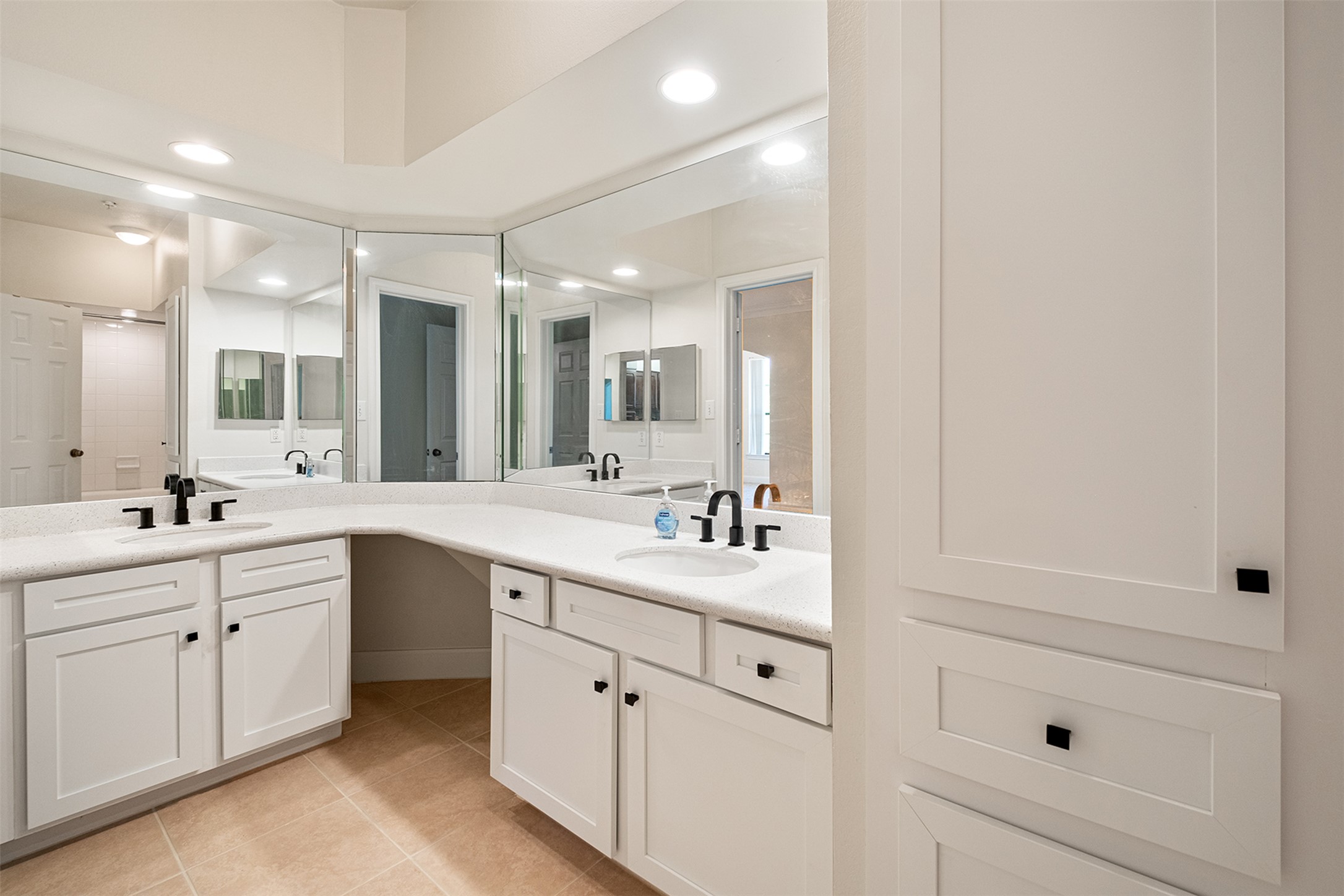 7701 Rialto Boulevard, Unit 637 Austin, TX 78735 - Photo 22 of 25 A well-appointed primary bathroom featuring a spacious dual vanity and ample storage.