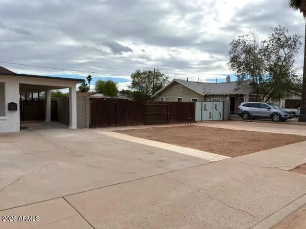 a view of a house with a backyard