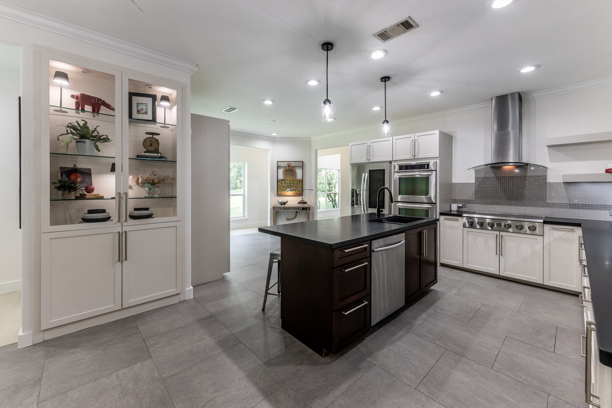 14 Lakeview Manor Huntsville, TX 77340 - Photo 14 of 48 a kitchen with stainless steel appliances kitchen island granite countertop a stove and a refrigerator
