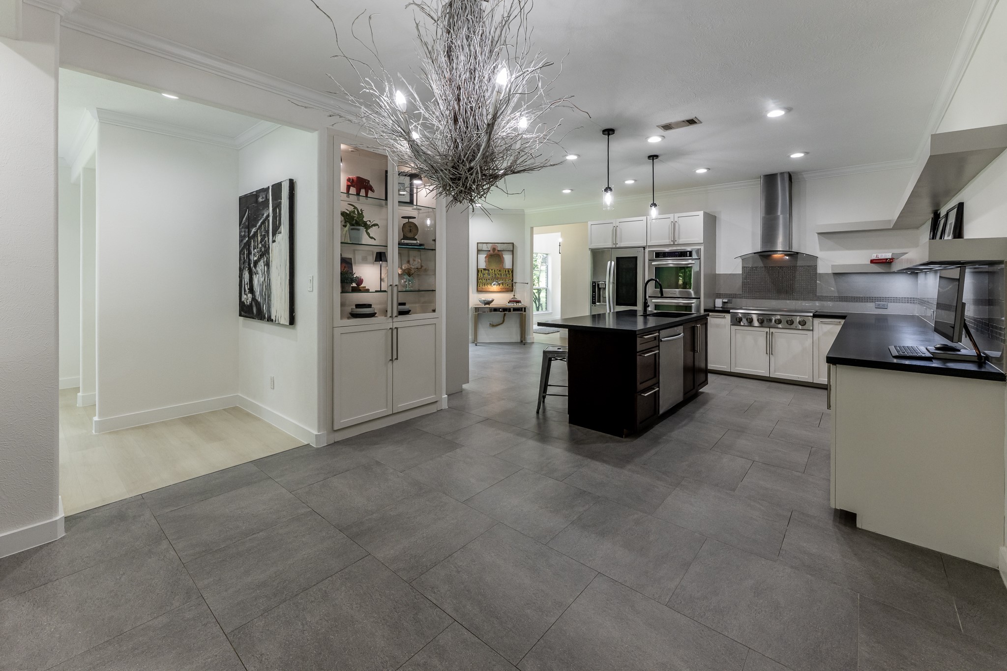 14 Lakeview Manor Huntsville, TX 77340 - Photo 16 of 48 a large kitchen with a large counter top appliances and cabinets