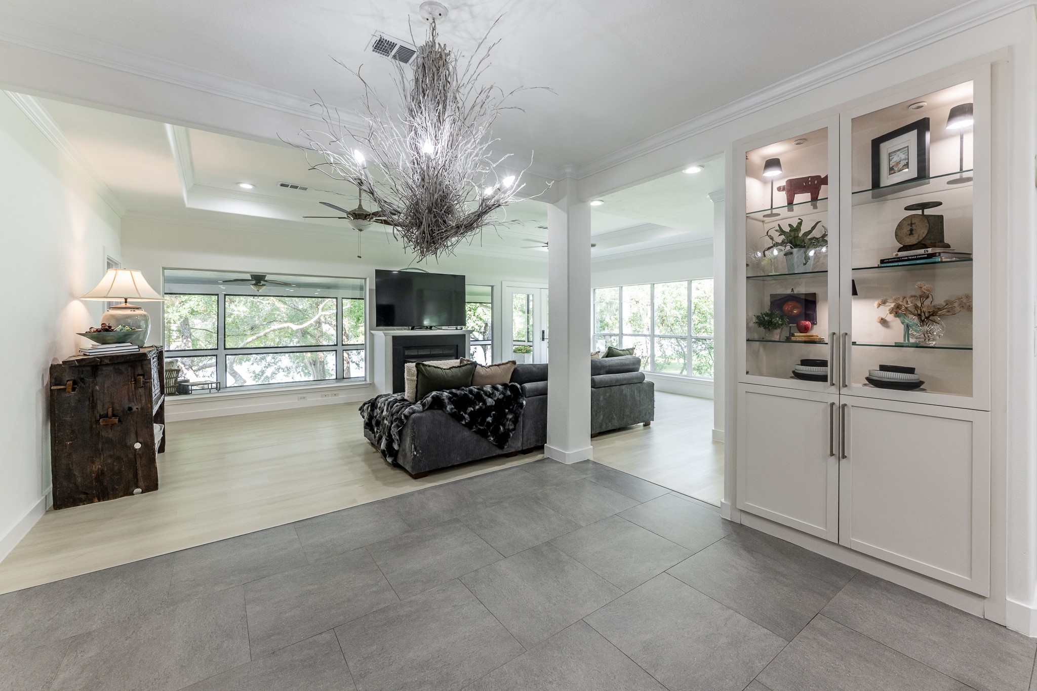 14 Lakeview Manor Huntsville, TX 77340 - Photo 17 of 48 a living room with furniture a fireplace and a chandelier
