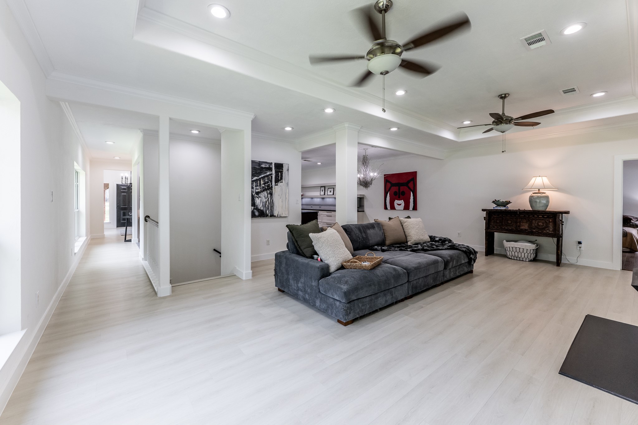 14 Lakeview Manor Huntsville, TX 77340 - Photo 18 of 48 a living room with furniture and a ceiling fan