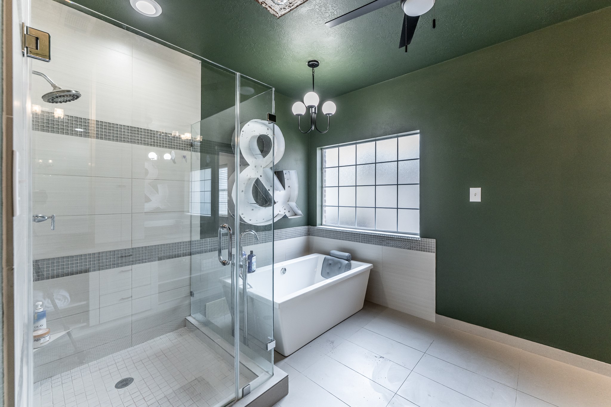 14 Lakeview Manor Huntsville, TX 77340 - Photo 30 of 48 a bathroom with a tub a sink and window