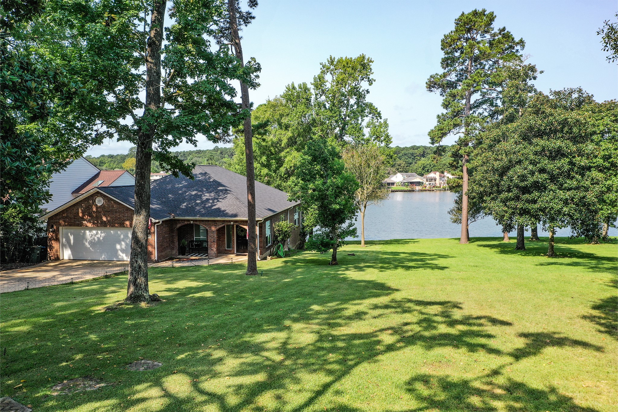 14 Lakeview Manor Huntsville, TX 77340 - Photo 3 of 48 a front view of a house with garden