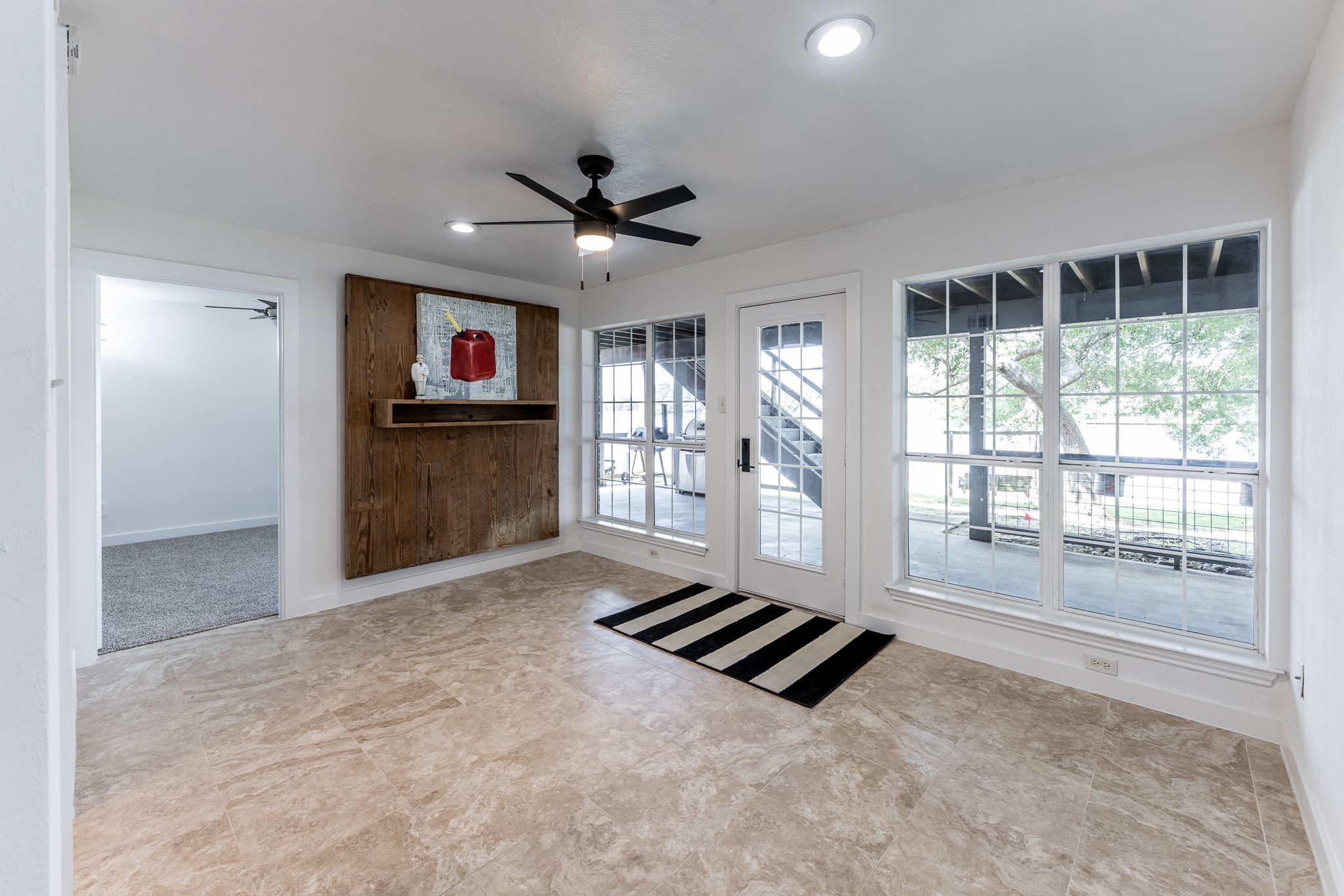 14 Lakeview Manor Huntsville, TX 77340 - Photo 33 of 48 a living room with furniture and a flat screen tv