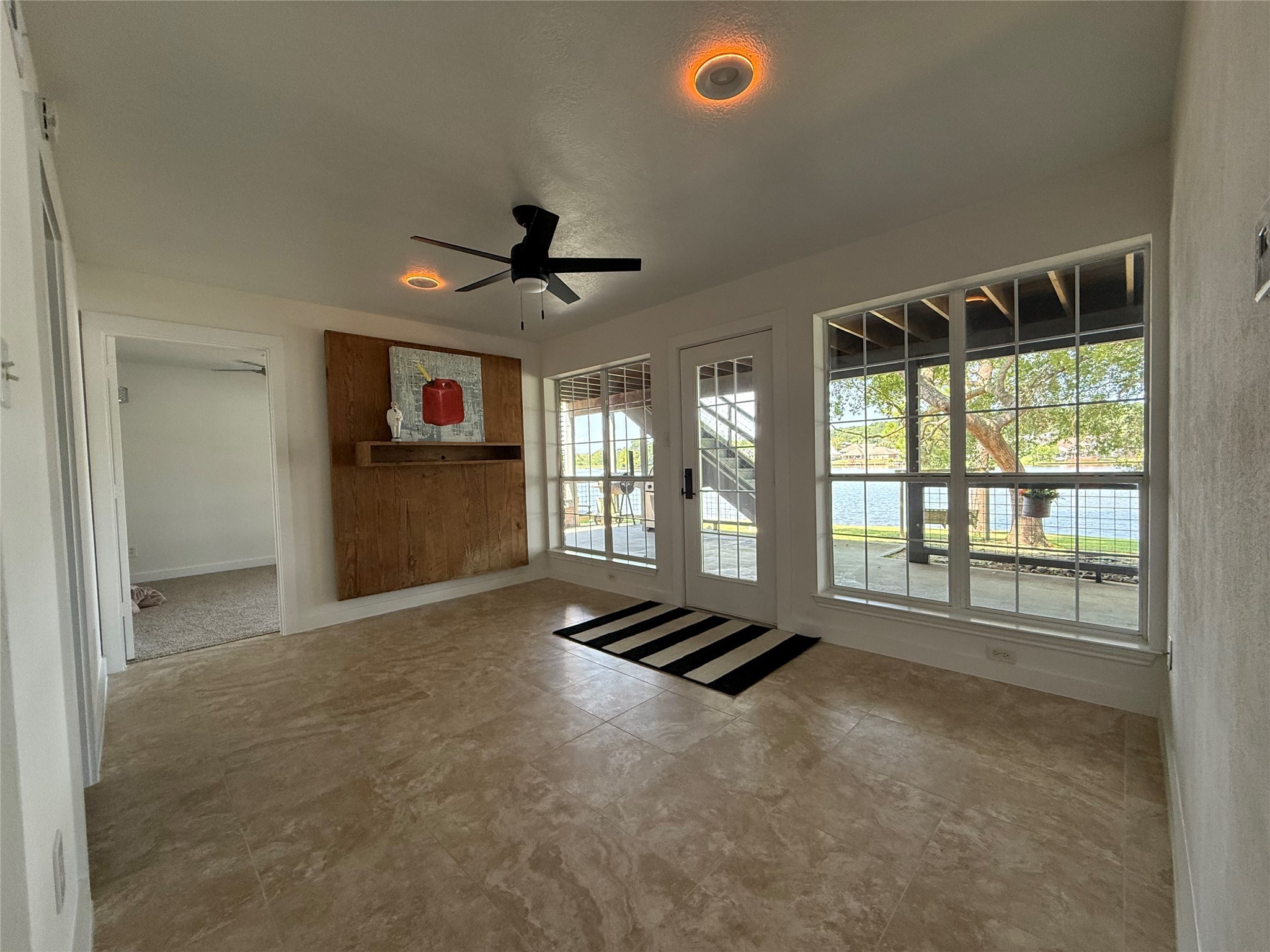 14 Lakeview Manor Huntsville, TX 77340 - Photo 34 of 48 a view of an empty room with a window