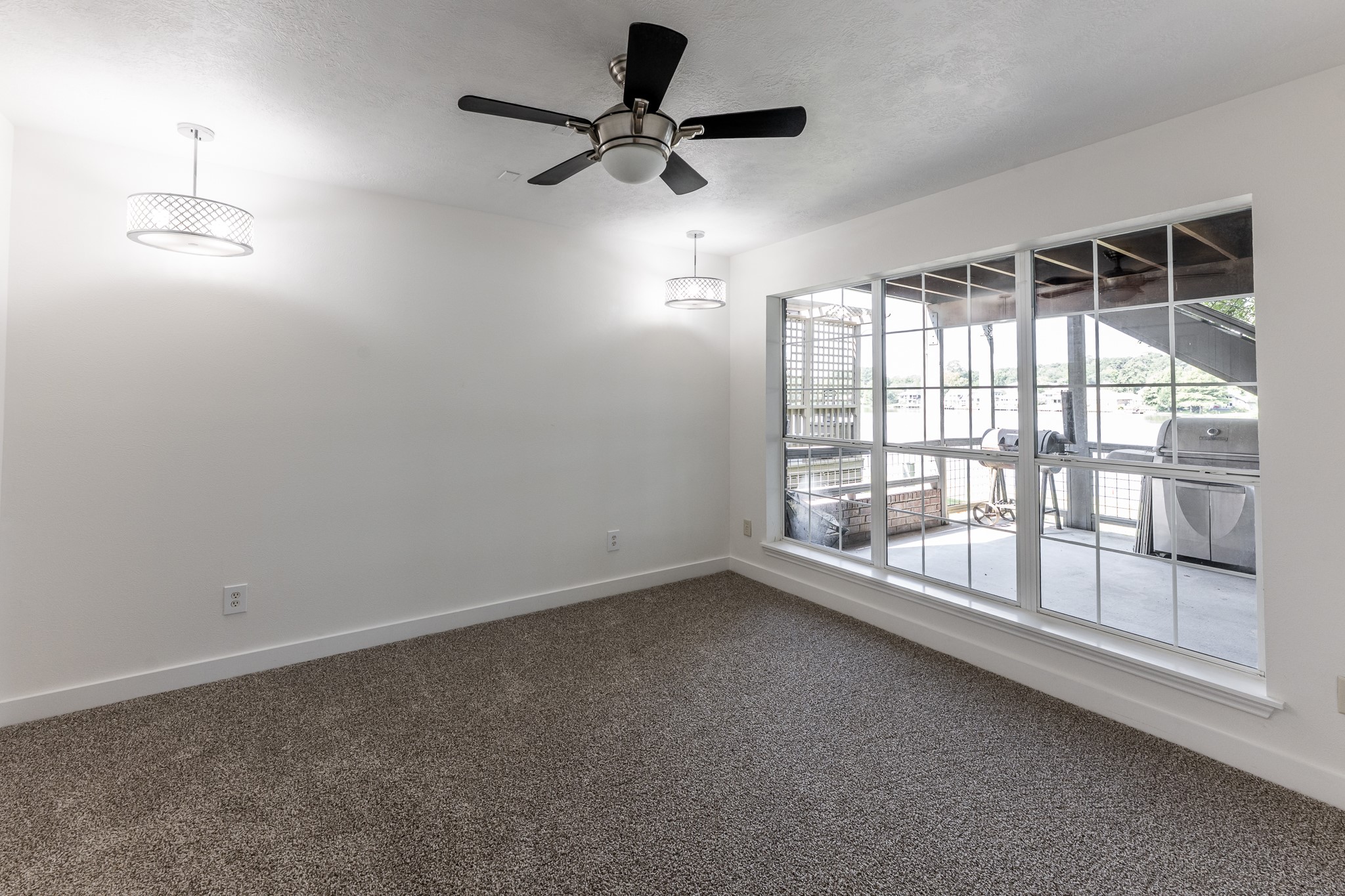 14 Lakeview Manor Huntsville, TX 77340 - Photo 37 of 48 an empty room with a window