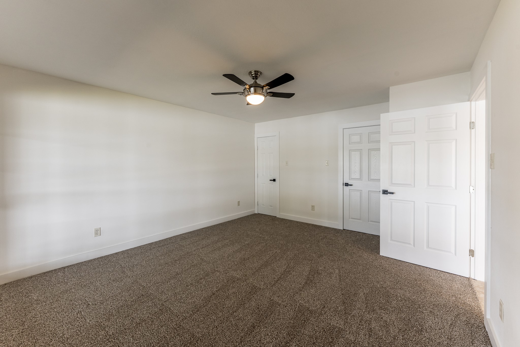 14 Lakeview Manor Huntsville, TX 77340 - Photo 38 of 48 an empty room with a ceiling fan and a window
