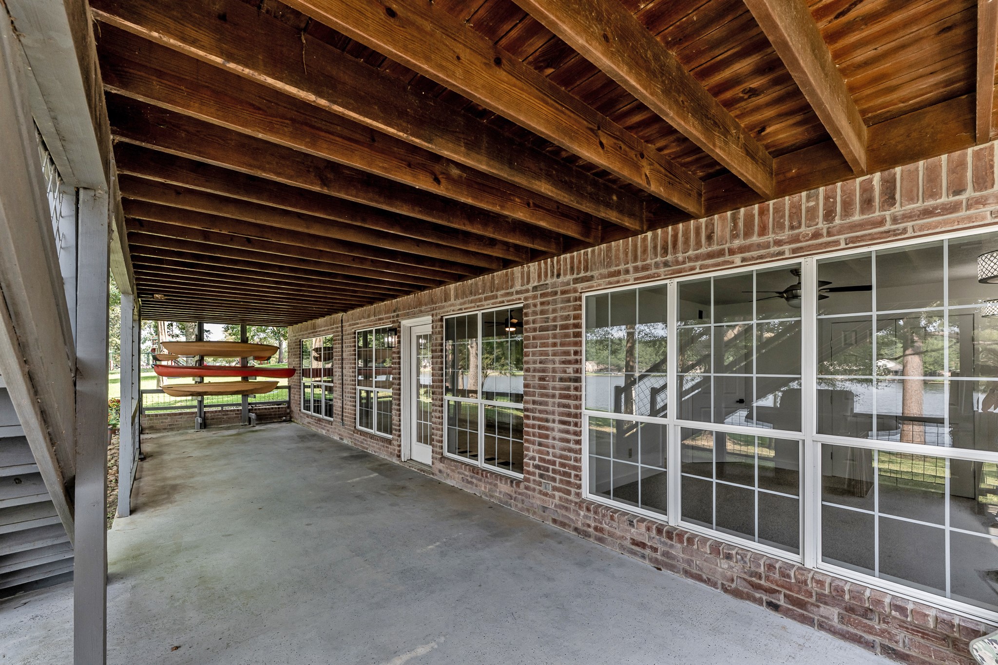 14 Lakeview Manor Huntsville, TX 77340 - Photo 39 of 48 a view of empty room with wooden floor and windows