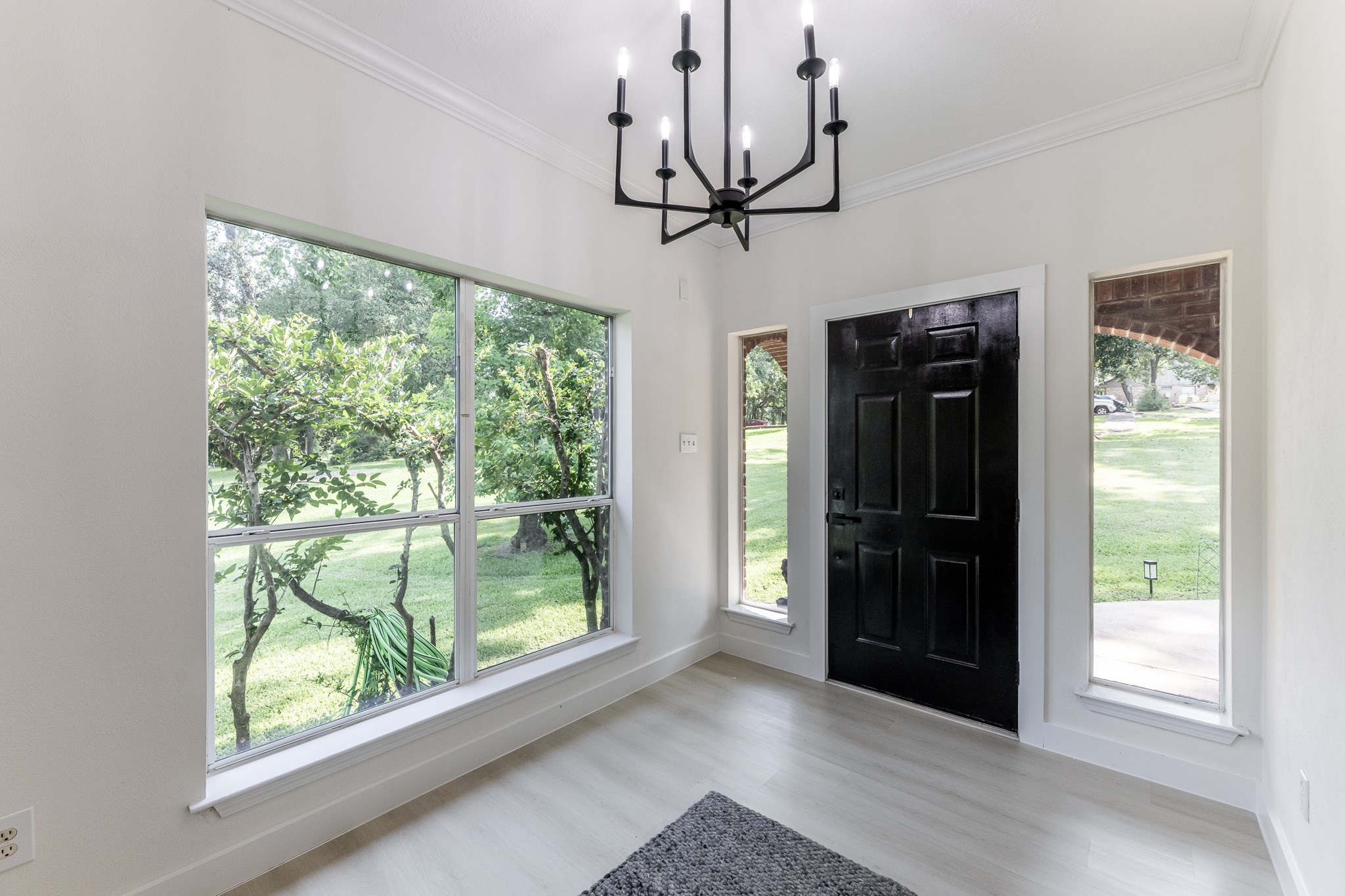 14 Lakeview Manor Huntsville, TX 77340 - Photo 7 of 48 a view of hallway with windows and chandelier