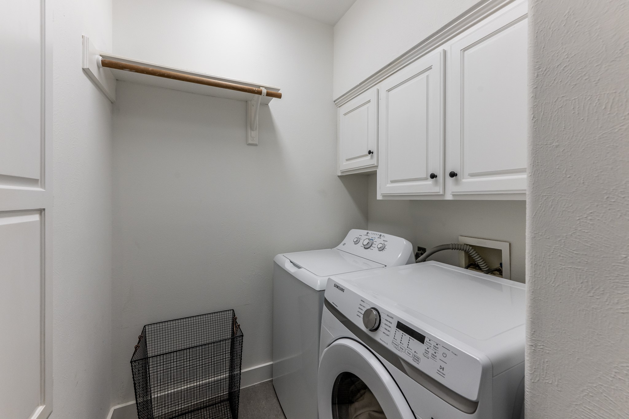 14 Lakeview Manor Huntsville, TX 77340 - Photo 9 of 48 a utility room with dryer and washer