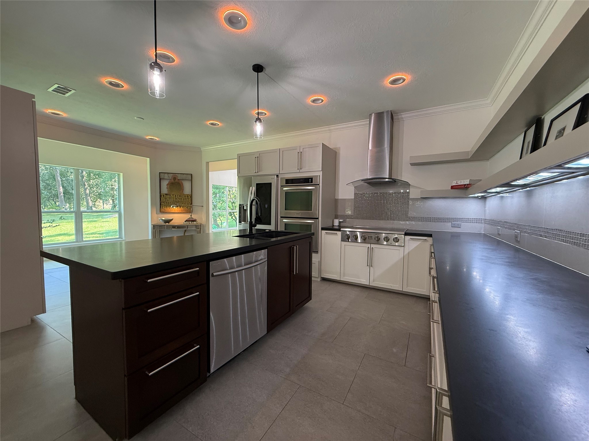 14 Lakeview Manor Huntsville, TX 77340 - Photo 10 of 48 a kitchen with stainless steel appliances kitchen island granite countertop a stove top oven a sink dishwasher a dining table and chairs with wooden floor