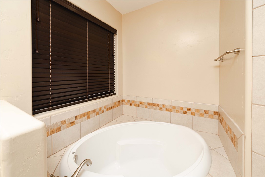3379 Motherload Road Kingman, AZ 86401 - Photo 27 of 67 Bathroom featuring a garden tub