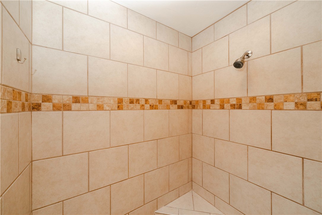 3379 Motherload Road Kingman, AZ 86401 - Photo 28 of 67 Bathroom view of tiled shower