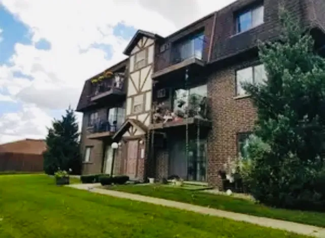 $179,900 | 1010 Judson Street, Unit 2A, Bensenville, IL 60106