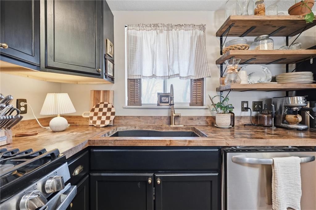 9938 Fair Ln Road Lenexa, KS 66215 - Photo 9 of 22