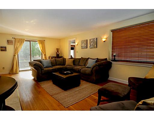 7 Sagamore Road Cranston, RI 02920 - Photo 11 of 20 Living Room.