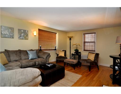 7 Sagamore Road Cranston, RI 02920 - Photo 12 of 20 Living Room.