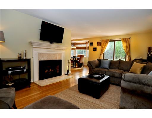 7 Sagamore Road Cranston, RI 02920 - Photo 2 of 20 Living Room.