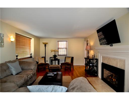 7 Sagamore Road Cranston, RI 02920 - Photo 10 of 20 Living Room.