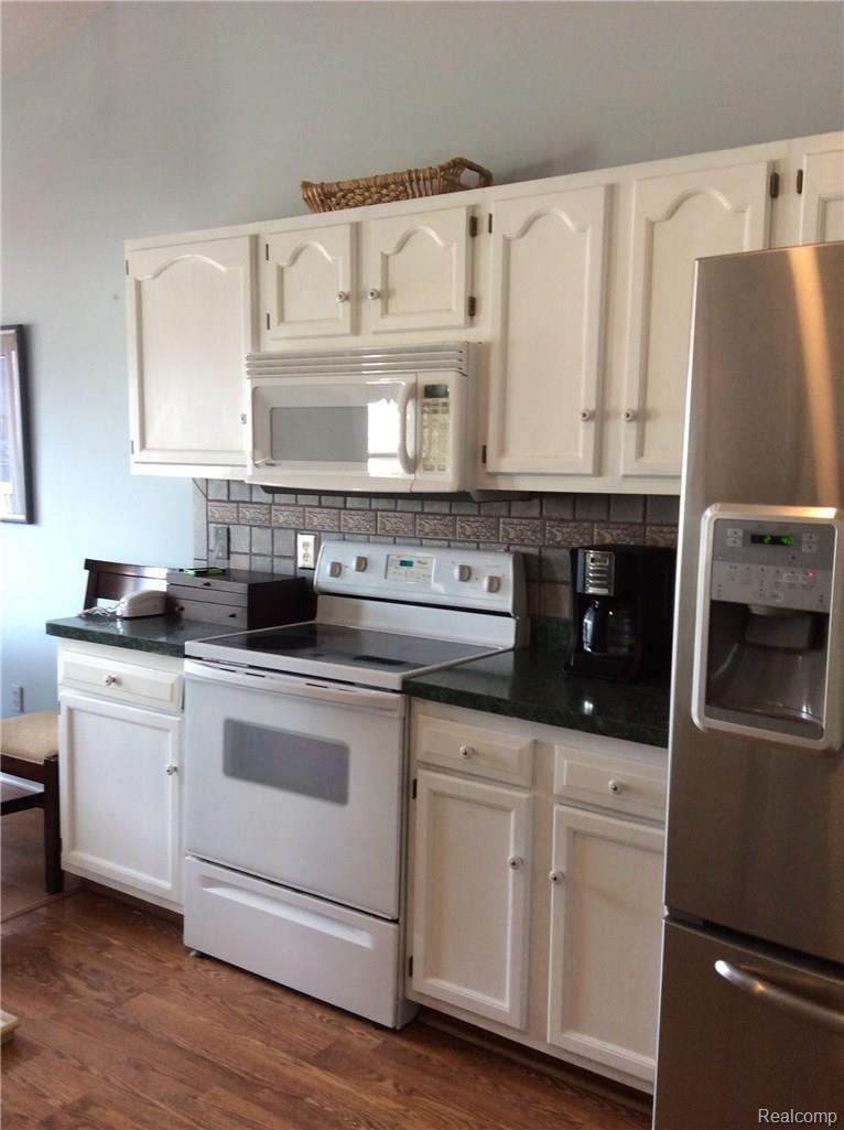 457 Lilly View Court Howell, MI 48843 - Photo 14 of 33 Bright kitchen w/ceramic tiled backsplash