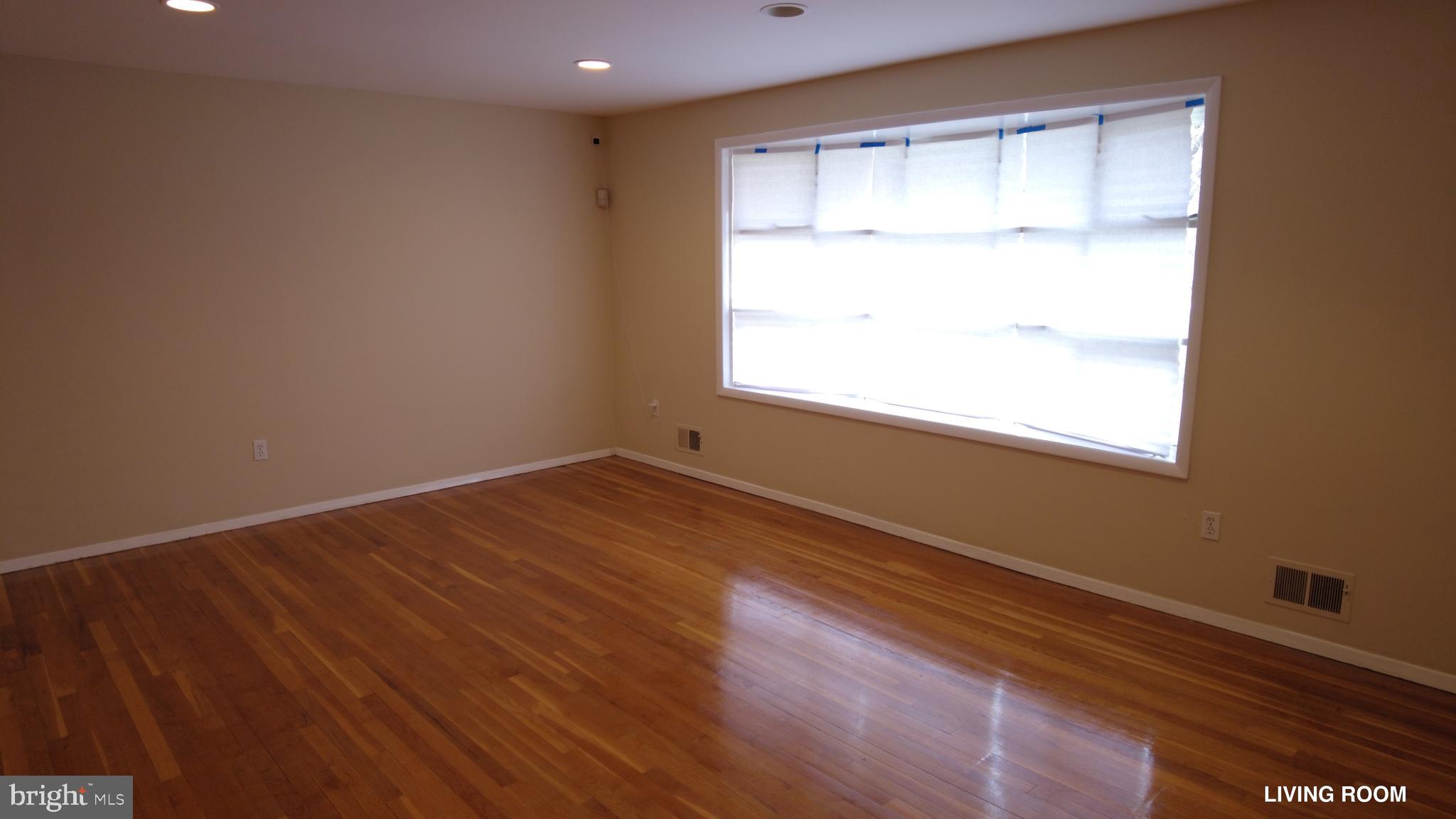3901 92nd Avenue Springdale, MD 20774 - Photo 14 of 48 Living Room