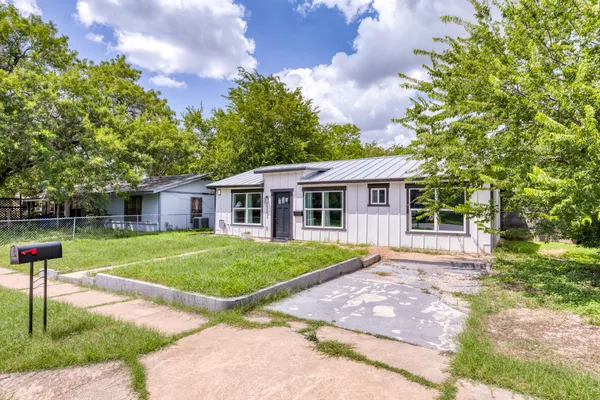 a view of a house with a backyard