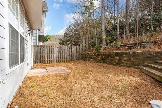 a view of backyard of the house