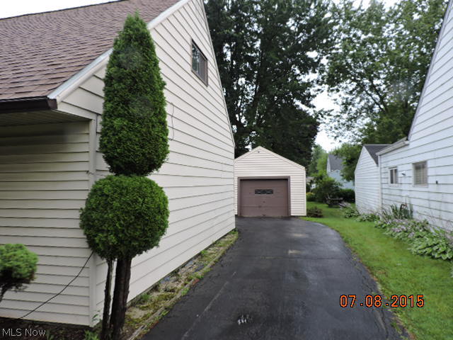 251 Jacobs Road Hubbard, OH 44425 - Photo 2 of 18
