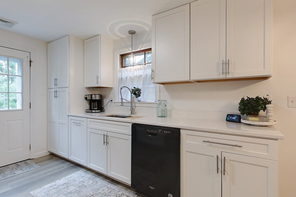 132 Oak Ridge Drive Ayer, MA 01432 - Photo 3 of 33